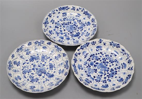 A set of three Chinese blue and white plates Diameter 20cm